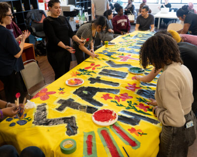 les élèves réalisent une fresque