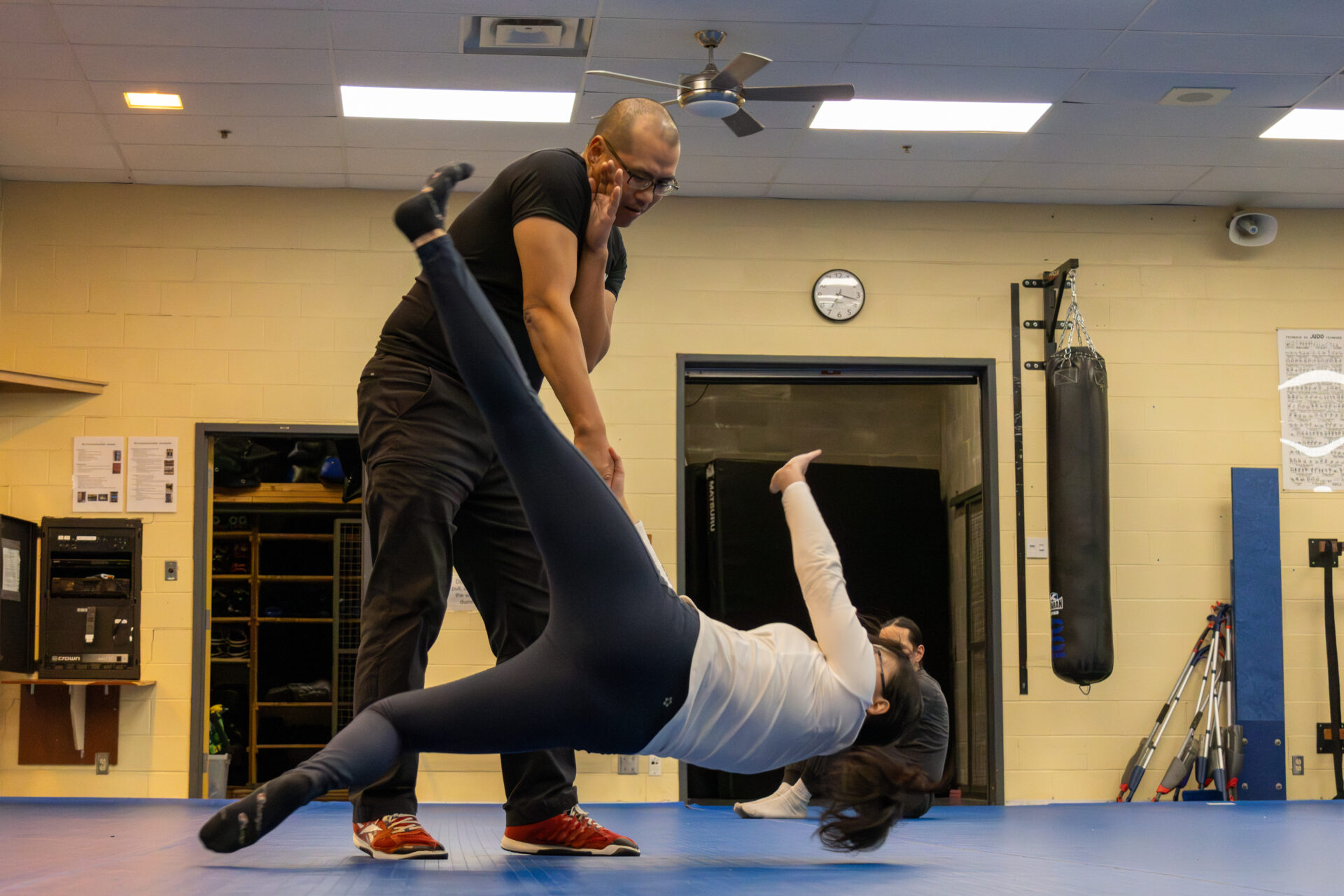 un professeur démontrant une technique d'arts martiaux à un élève