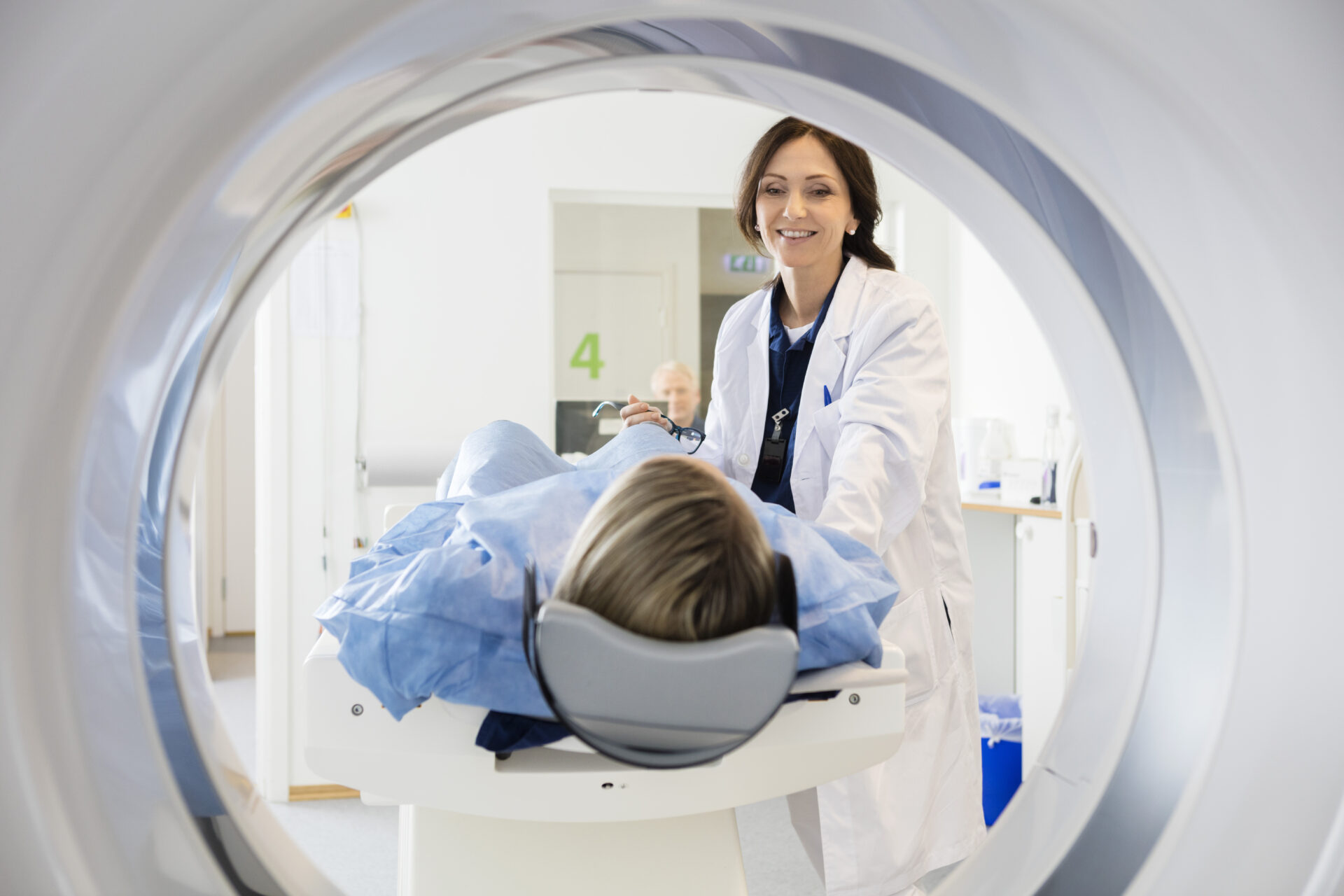 Un technicien souriant à un patient avec du matériel médical au premier plan